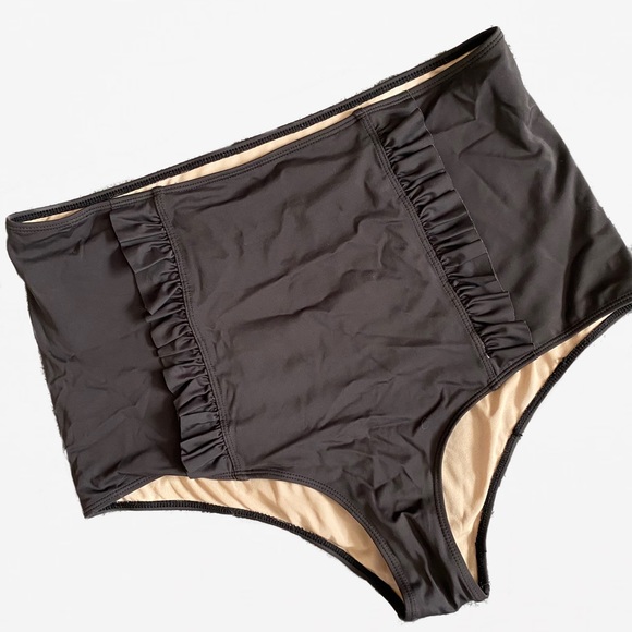 Kortni Jeane Other - XL Kortni Jeane Ruffle Down Front Black Bottoms